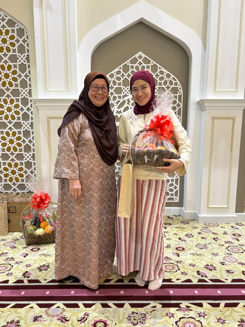 Penyampaian cenderahati kepada Dr. Izyan Irdina binti Ahmad Akmal sebagai tanda penghargaan atas kerjasama dan sumbangan beliau dalam menjayakan program.